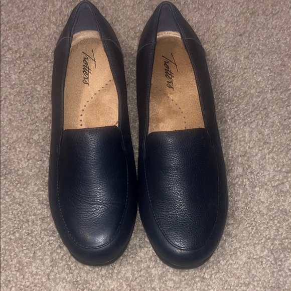 Trotters Shoes - NWOB Trotters Women's Black Loafers, regular fit, 7.5M NAVY